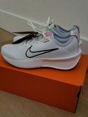 Nike Women’s Interact Run Women’s Road Running Shoes White FD2292-102, Size 8